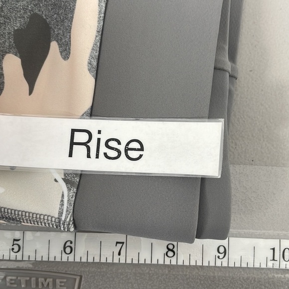 Roxy NWT Crop Leggings Take Me To The Beach Capri Grey Pink Size Medium M - Picture 10 of 12